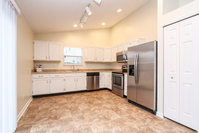 Photo - 5309 Waterton Lakes Dr