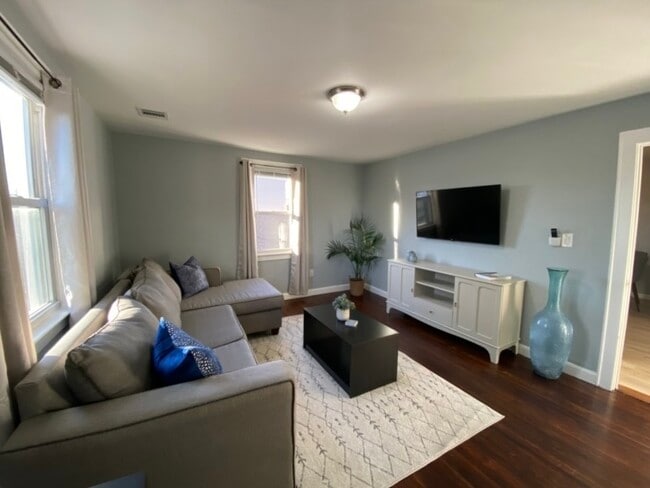 Living Room - 925 Mack Pl Unit 1