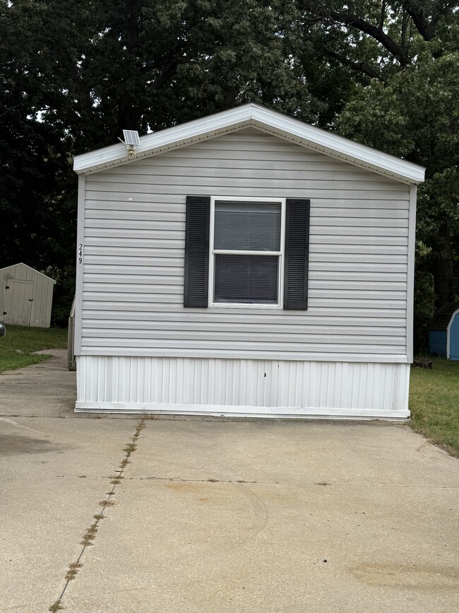 Building Photo - 249 E Birdsall- Rental