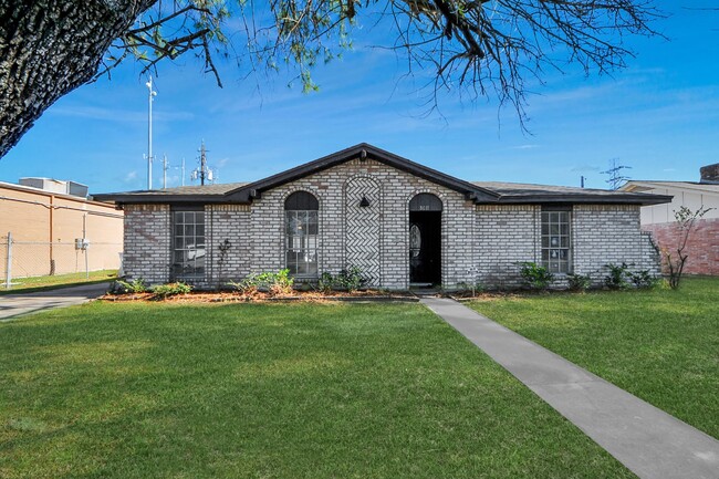 Photo - 8011 La Roche Ln