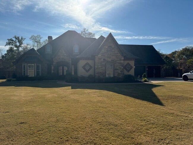 Building Photo - 4/3/2/2 Hallsville ISD Fenced Yard and Pool