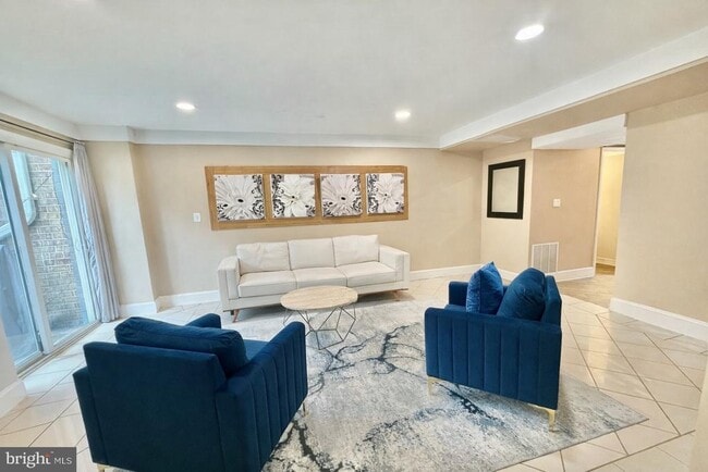 Building Photo - 5439 Richenbacher Ave