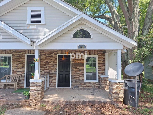 Building Photo - 122 Irwin St Rental