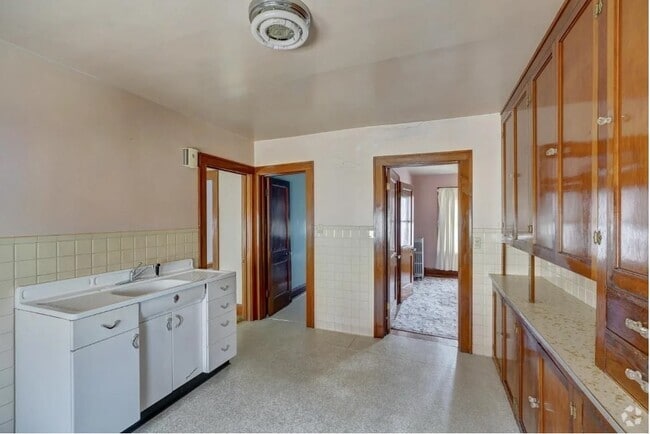 Building Photo - 918 N Spring St Unit Upper Rental