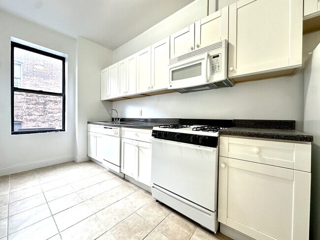 Photo - 21 Magaw Pl Unit 5E