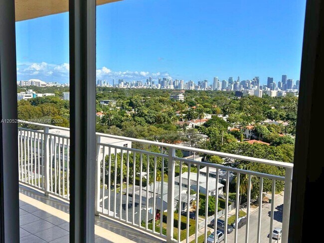 Building Photo - 2425 SW 27th Ave Unit 1004