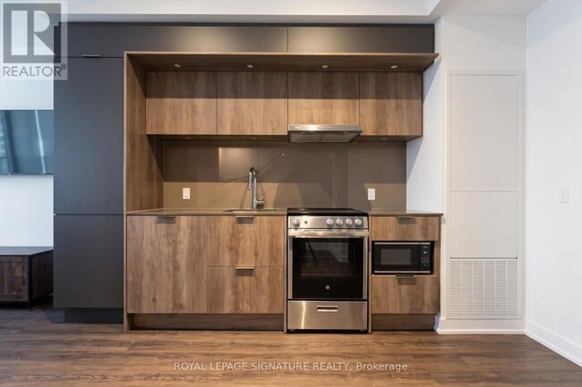 Photo - 448 Burnhamthorpe Rd W