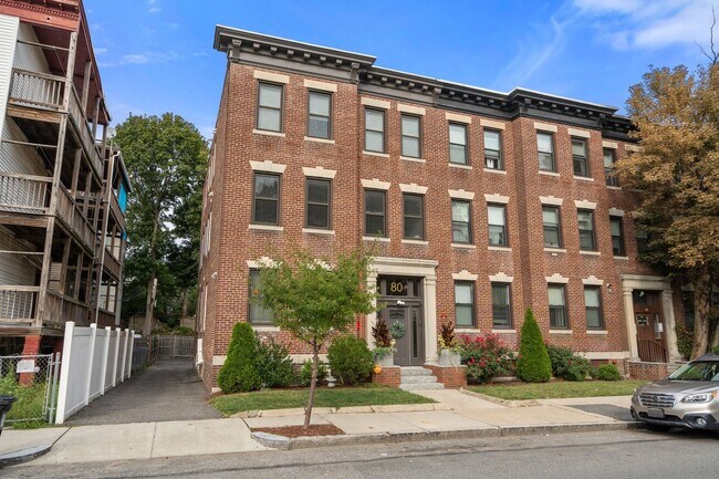 Building Photo - 80 Winthrop St Unit 2 Rental