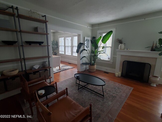 Photo - 2846 Sydney St