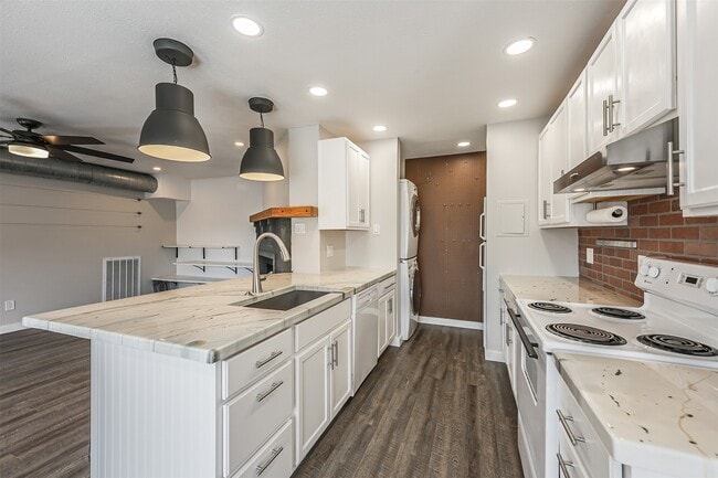 Building Photo - 1500 Bay Area Blvd Unit 294