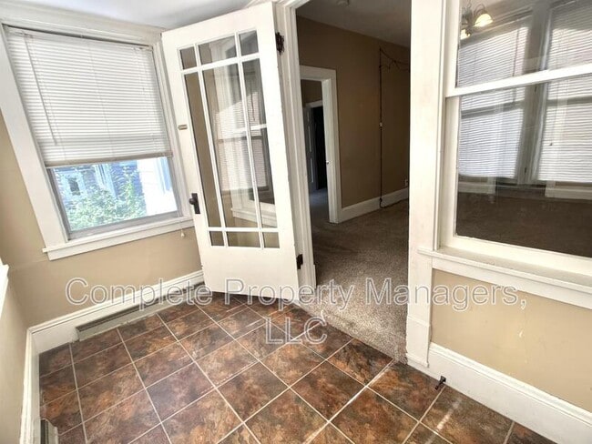 Photo - 806 John Farry Pl