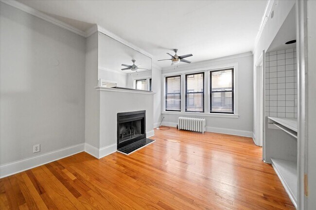 Photo - 639 W Roscoe St