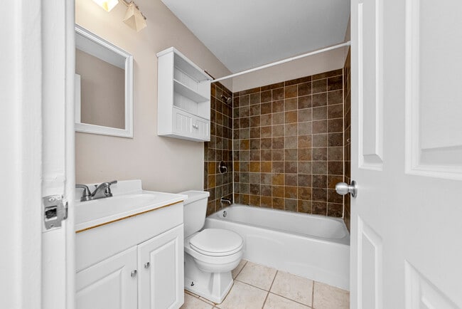Building Photo - 3825 N Pine Grove Ave Unit 321