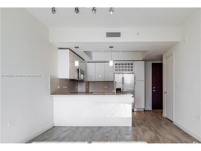 Building Photo - 999 SW 1st Ave Rental