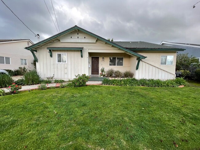Building Photo - Large home with private yard