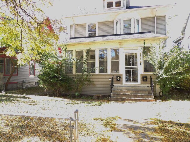 Building Photo - 2 Bedroom Lower Level Duplex - South Minne... Unit 1