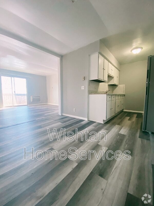 Building Photo - 220 Charleston Blvd Unit Apt 6