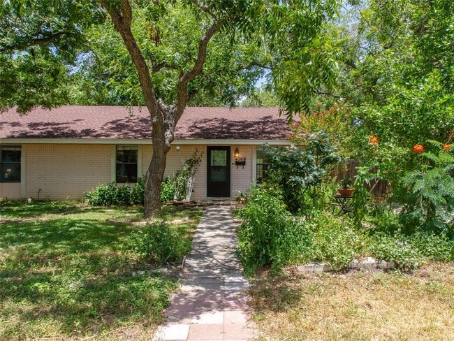 Building Photo - 406 Concho St Rental