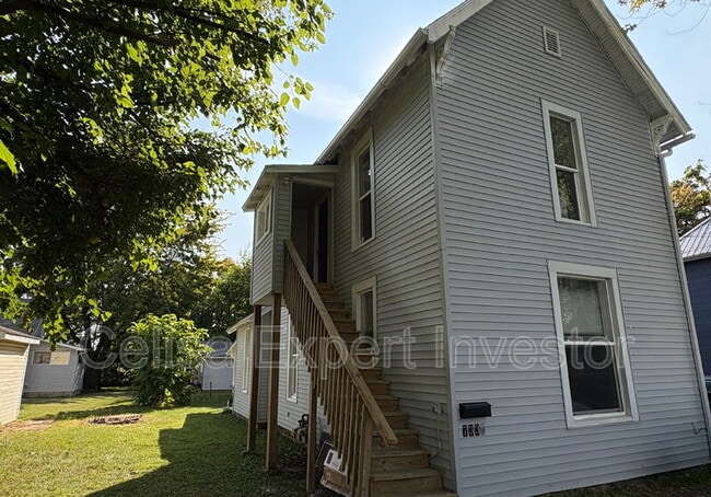 Building Photo - 733 2nd St Unit #1/2