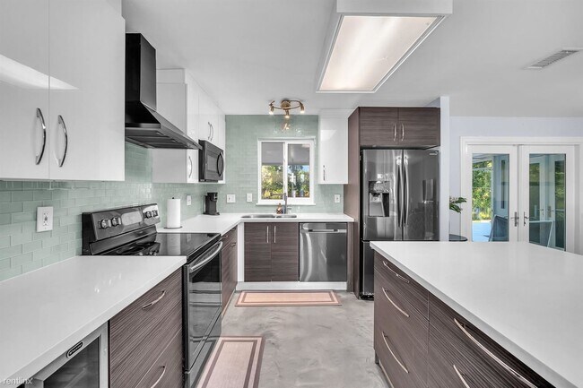 Photo - 4 br, 4 bath House - 4400 SW 37th Ave