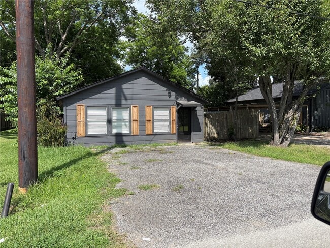 Building Photo - 400 S Poplar St