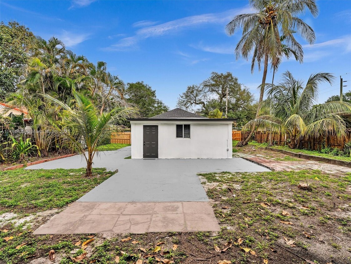 Photo - 430 NE 165th St (Miami, FL)