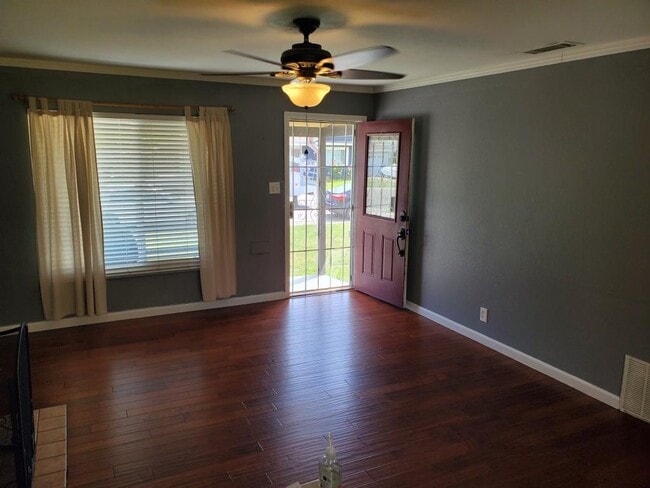 Building Photo - 213 W Norwich Dr