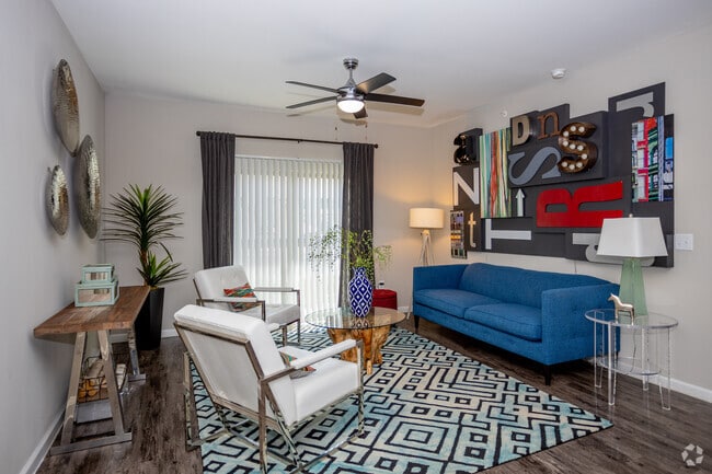 1BR, 1BT - 815SF