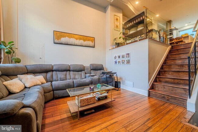 Building Photo - 617 McClellan St