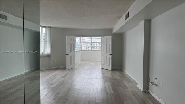 Photo - 905 Brickell Bay Dr Unit 1631