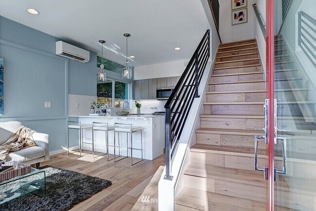 Photo - 632 10th Ave E