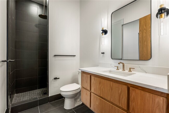Photo - 905 SE 4th St Unit 203