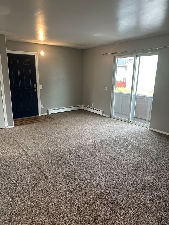Building Photo - Available now 3 Bed/1 Bath - Heat included! Unit 1 Rental