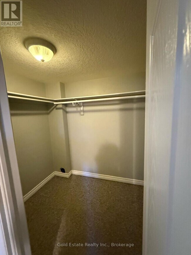 Photo - 1387 Marshall Crescent