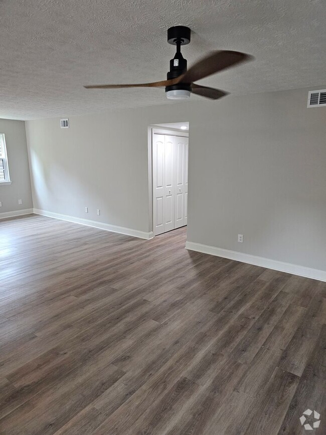 Building Photo - Available NOW. COMPLETELY RENOVATED. Minut... Rental