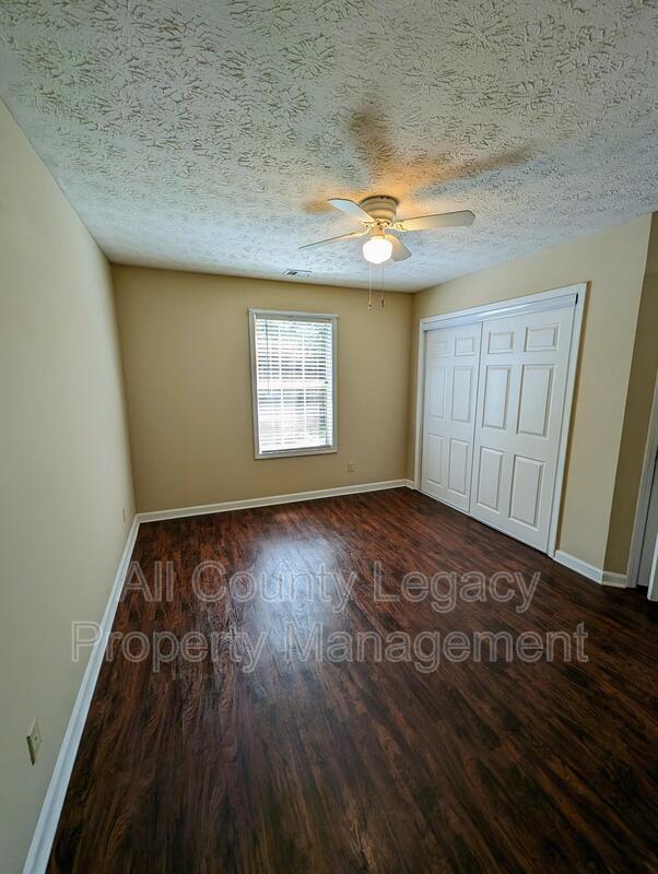 Photo - 1307 Yorkshire Ln