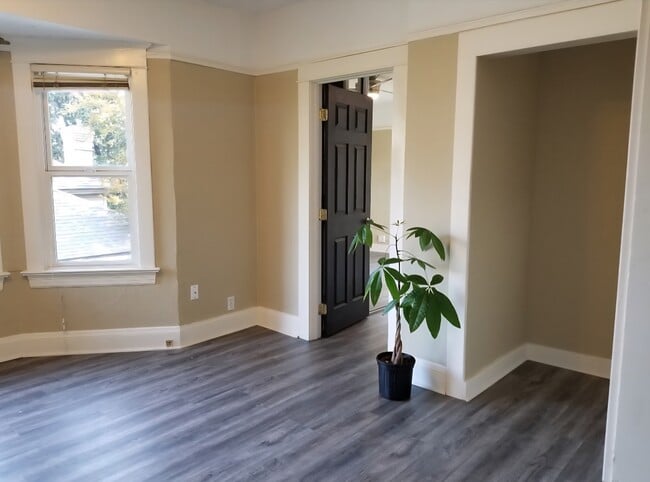 Building Photo - 1867 SW 14th Ave Unit 2 Rental
