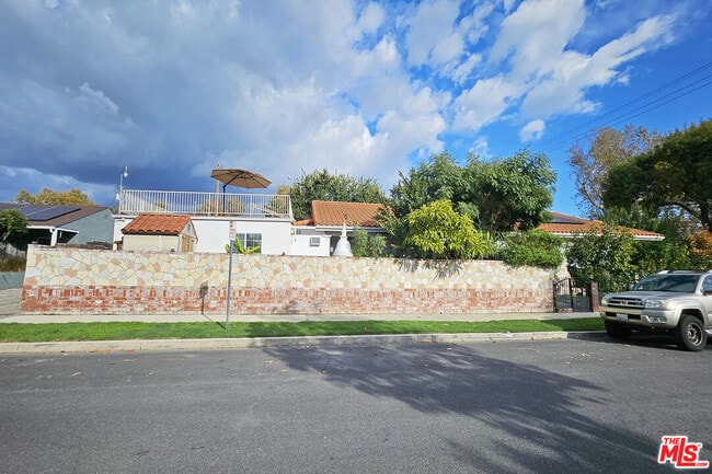 Building Photo - 302 N Griffith Park Dr