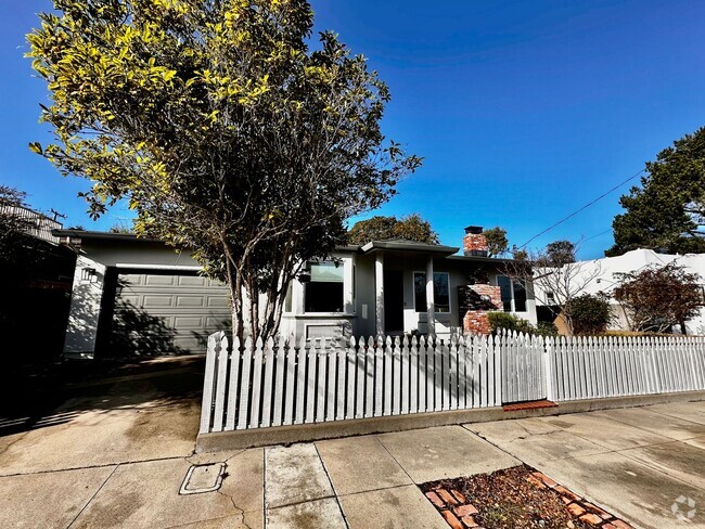 Building Photo - Charming Updated Two-bedroom in Pacific Gr... Rental