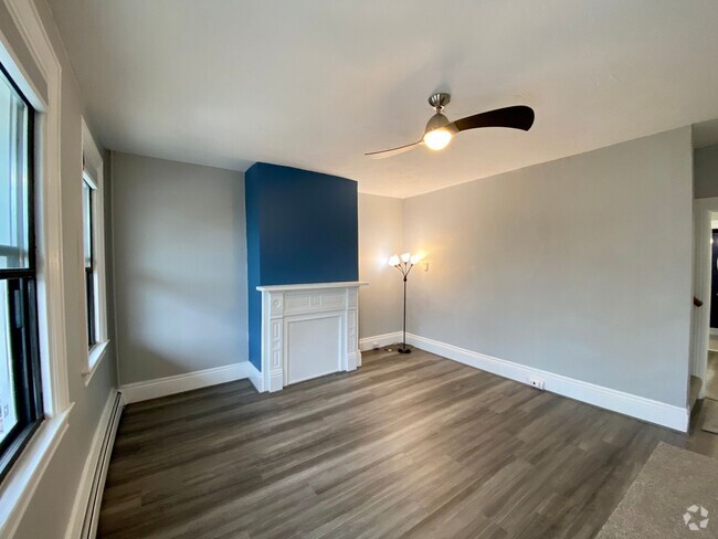 Building Photo - Renovated 2 Bed/1.5 Bath on a Quiet Street... Rental