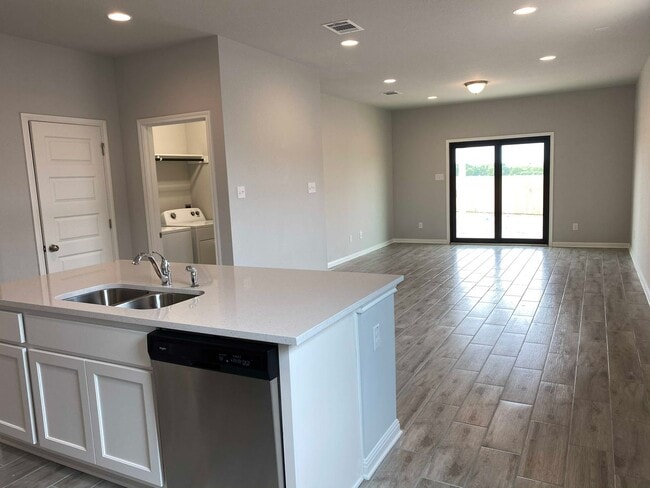 Building Photo - 4 bedroom home for lease
