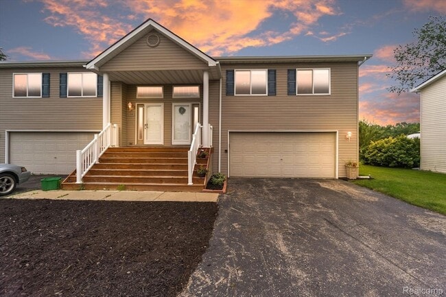 Building Photo - 1116 Lakeview Cir Unit 90