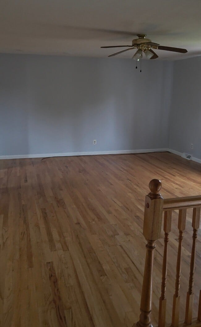 Photo - 7776 Thompson Rd Unit Upper ONLY