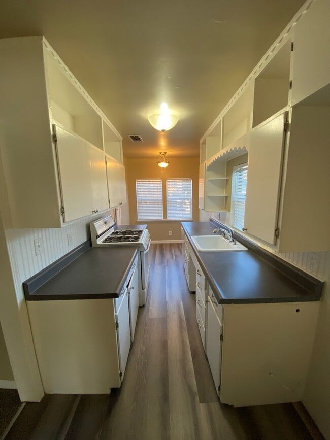 Photo - Updated 2 Bedroom Roseville Unit!