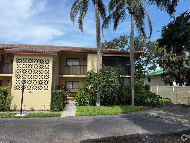 Building Photo - 2 Bedroom 2 Bath Ground Floor Condo Centra...