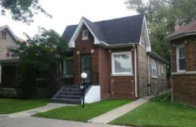 Building Photo - Spacious 4BR/1BA Chicago Brick Home – Fenc...