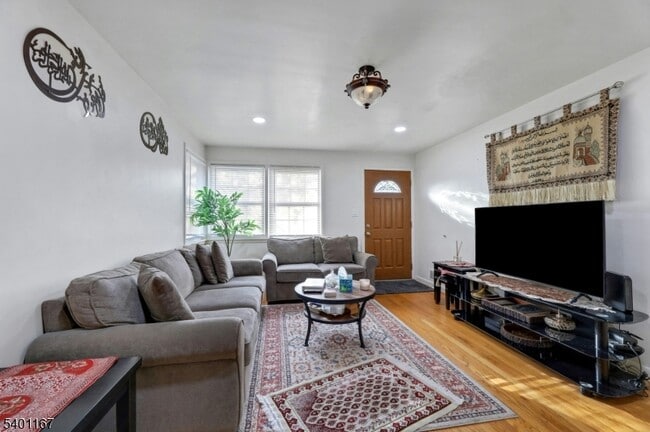 Photo - 188 Luddington Ave