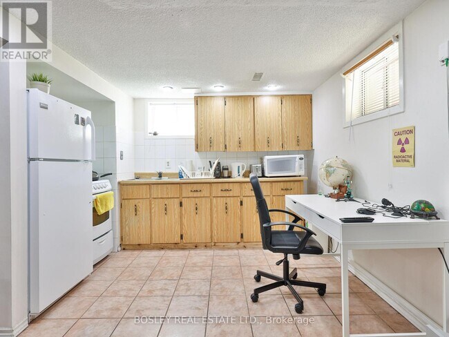 Photo - 283 Davisville Ave