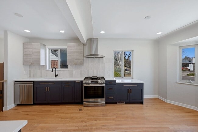 Photo - 665 Krameria St