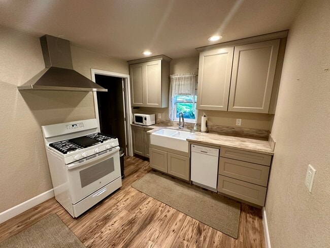 Photo - Charming 1-bedroom, 1-bathroom cottage